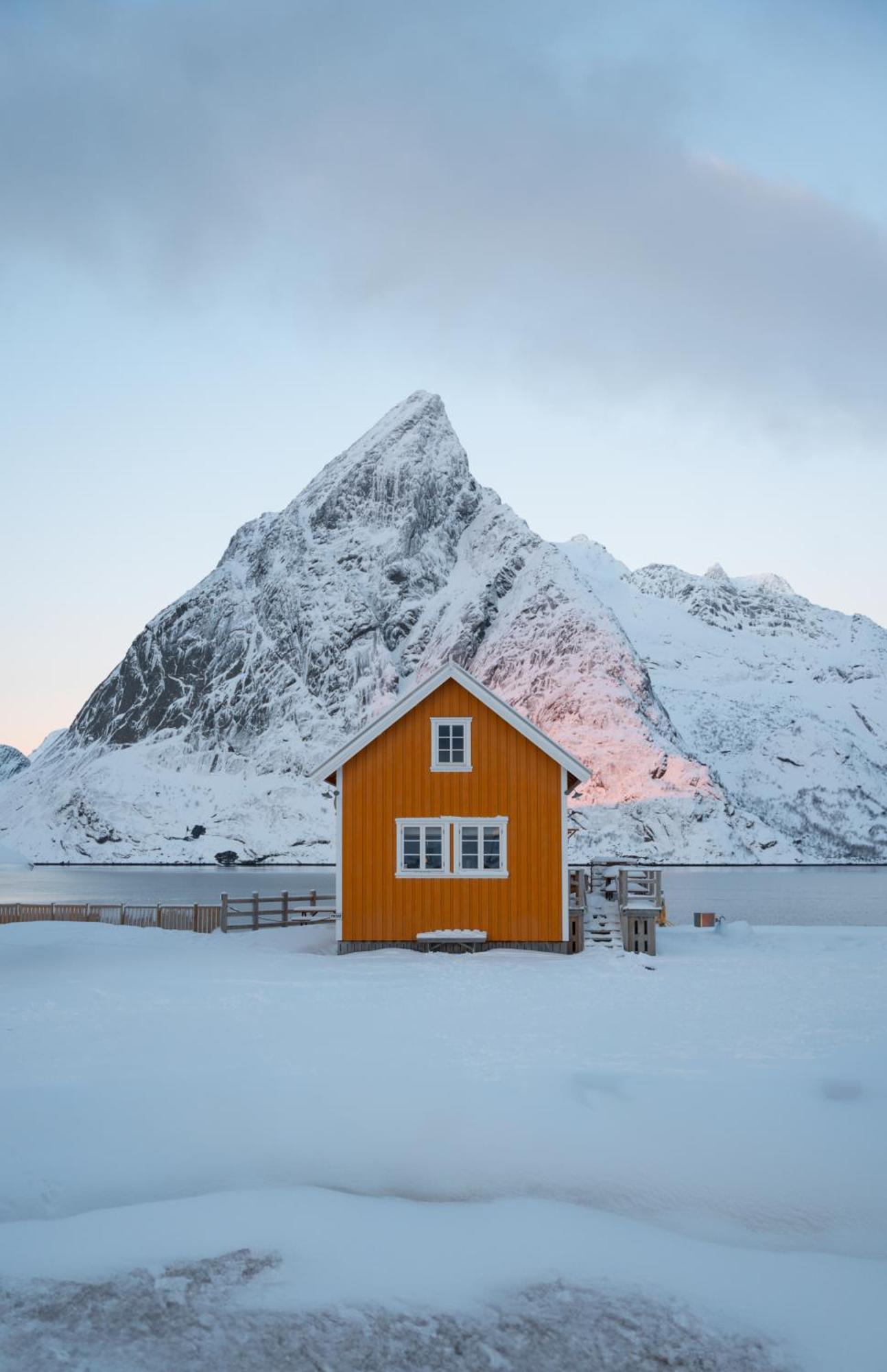 The Famous Yellow House Apartment Reine Exterior photo